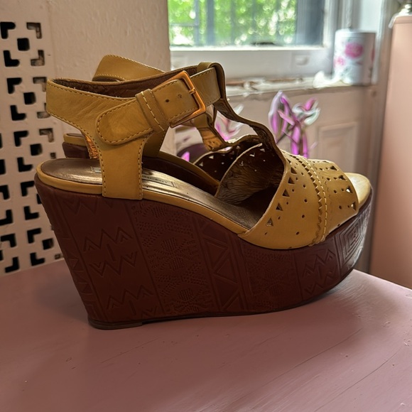 Cynthia Vincent - Wedge Sandals, Yellow, Size 8 - Picture 6 of 6